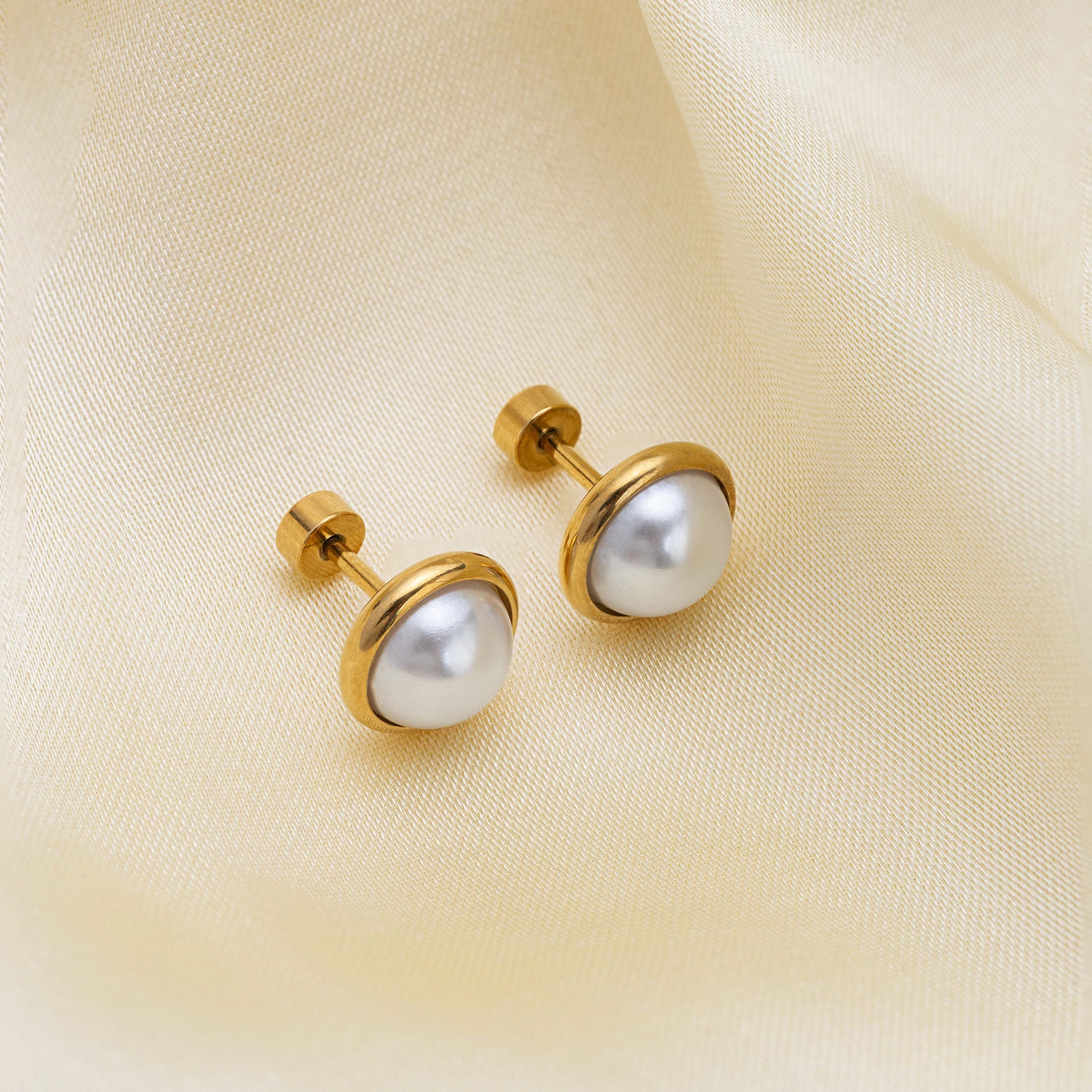 Retro_pearl_studs_2_-min