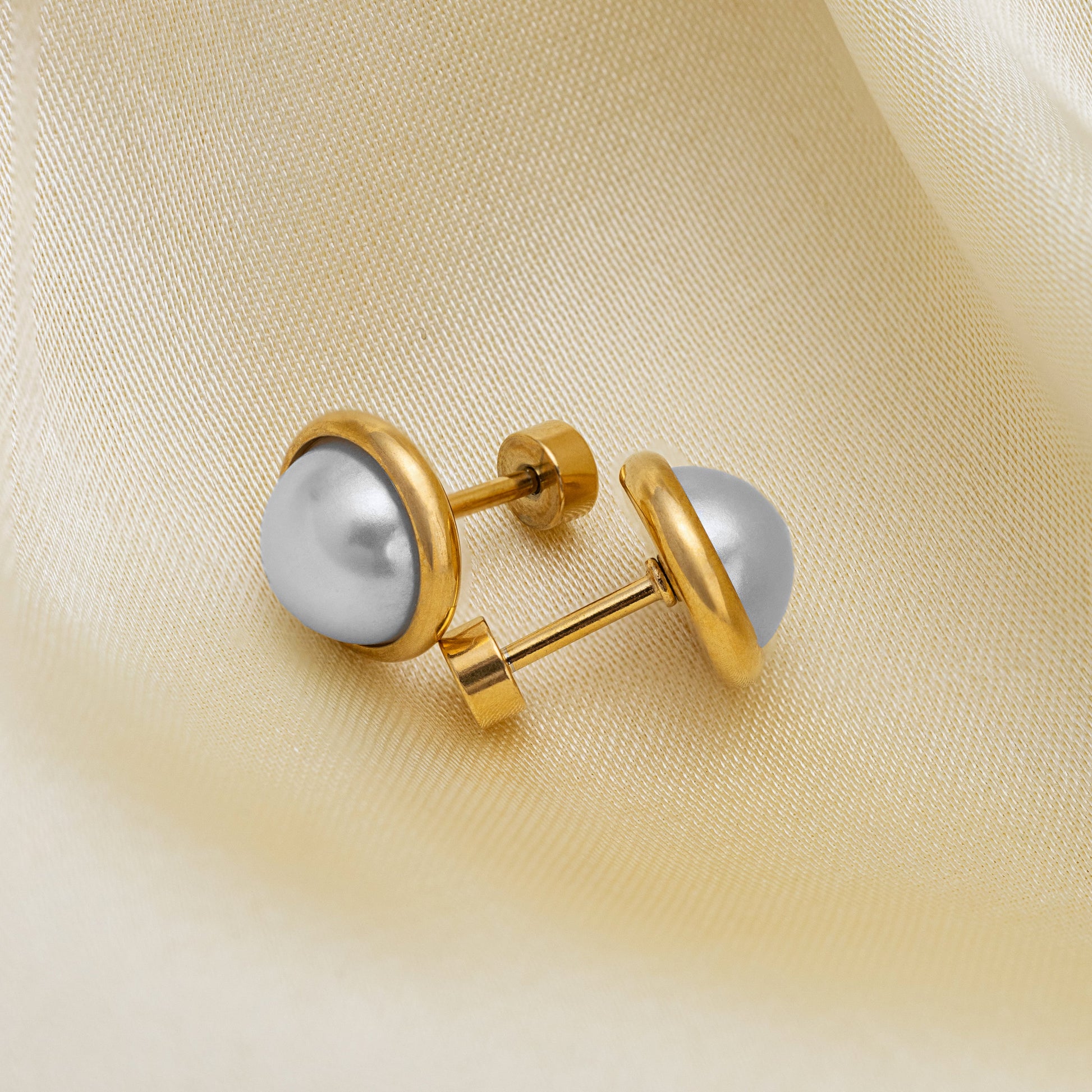 retro pearl stud